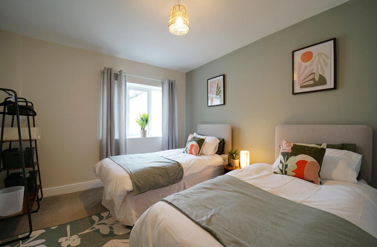 Perfectly Located 4 Bed Town House In Sleeps 8 Holiday home Wetherby