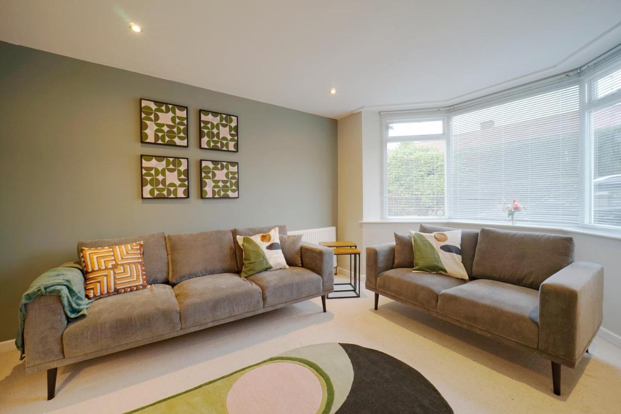 Perfectly Located 4 Bed Town House In Sleeps 8