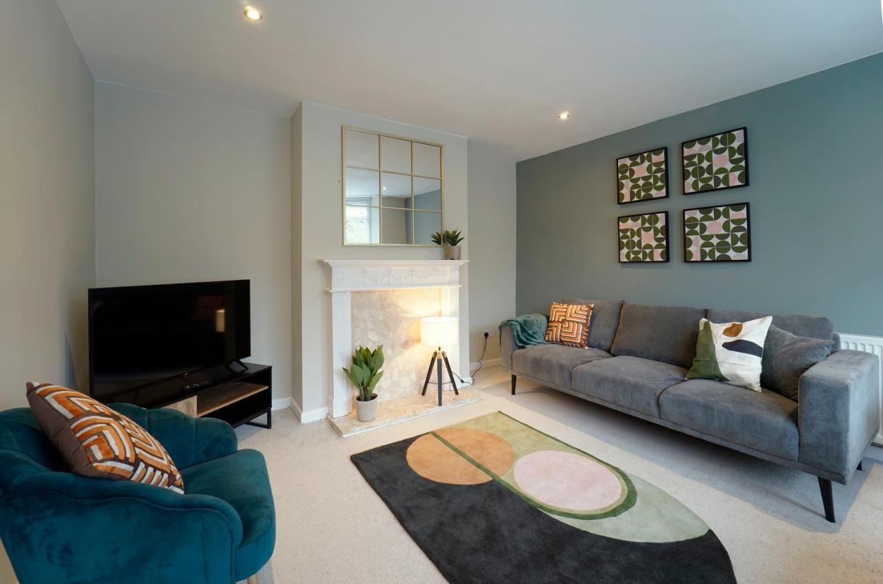 Perfectly Located 4 Bed Town House In Sleeps 8