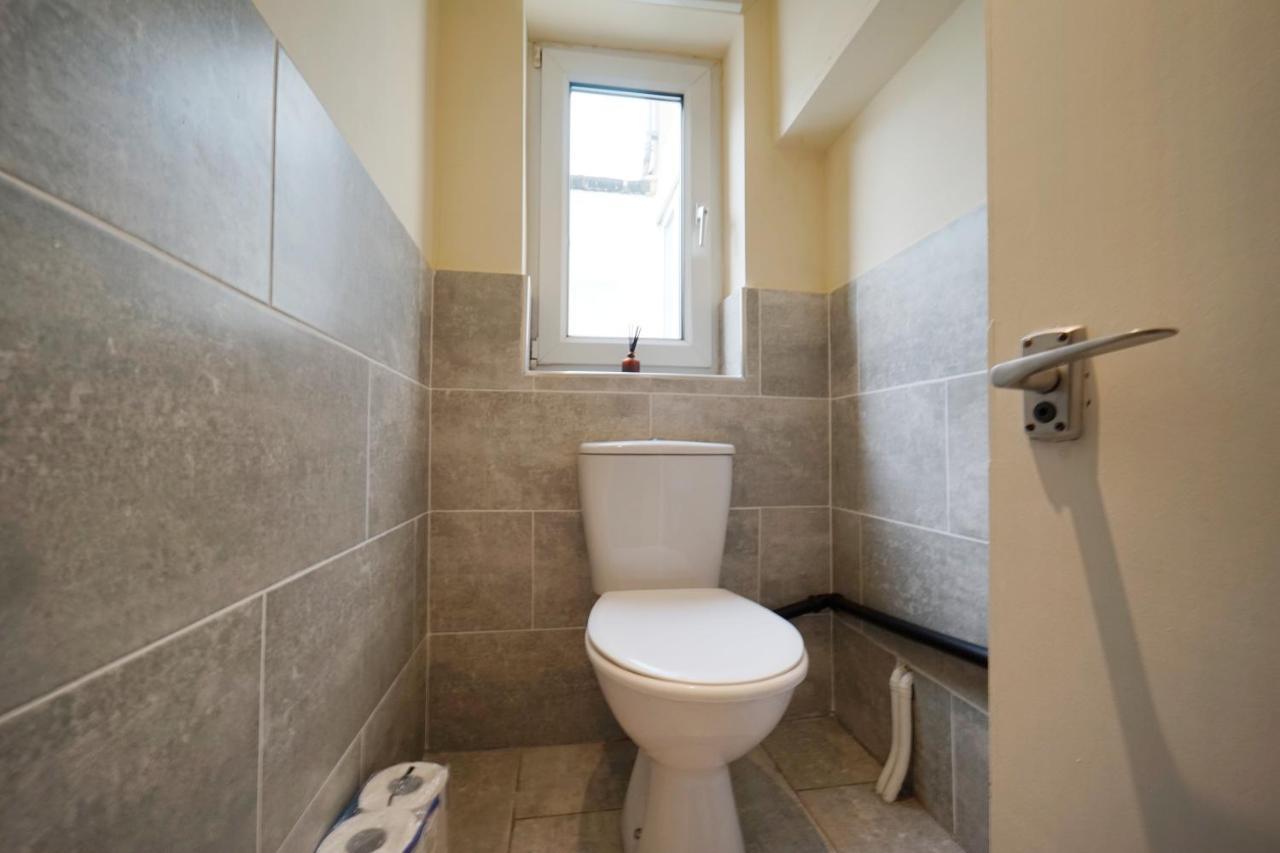 Perfectly Located 4 Bed Town House In Sleeps 8 *